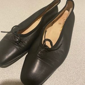 CHANEL Vintage ballerina flats.